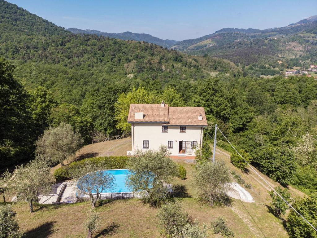 eine Luftansicht eines Hauses mit Pool in der Unterkunft Holiday Home Buratto by Interhome in Monsagrati