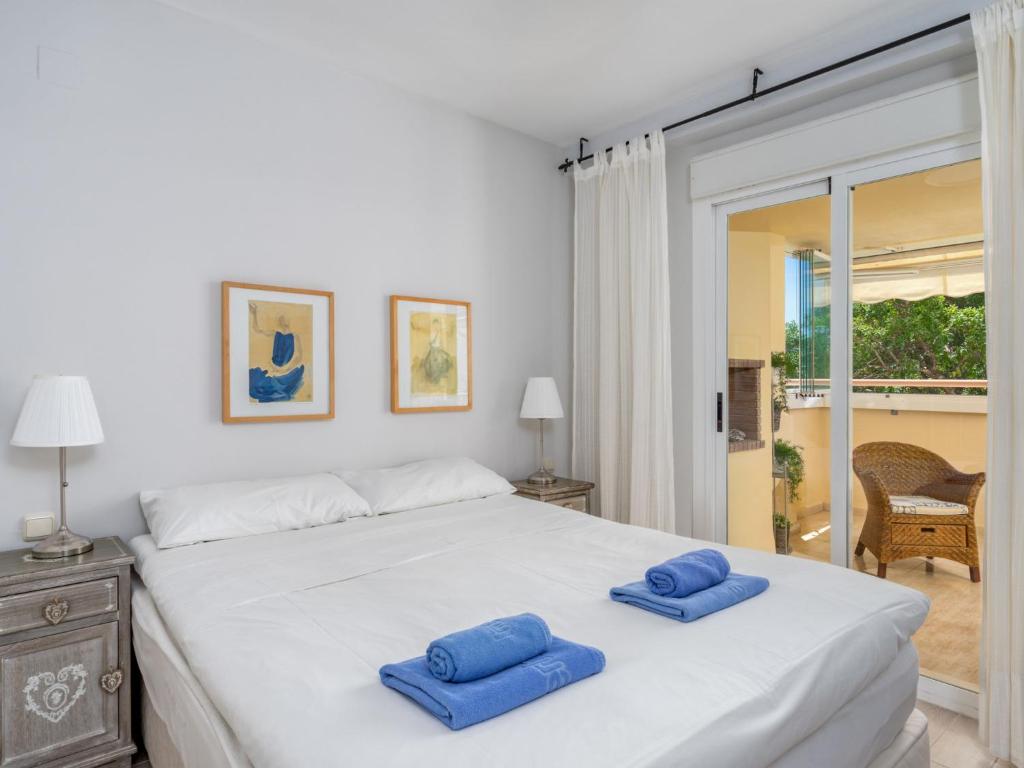 Łóżko lub łóżka w pokoju w obiekcie Apartment Calahonda Royale by Interhome