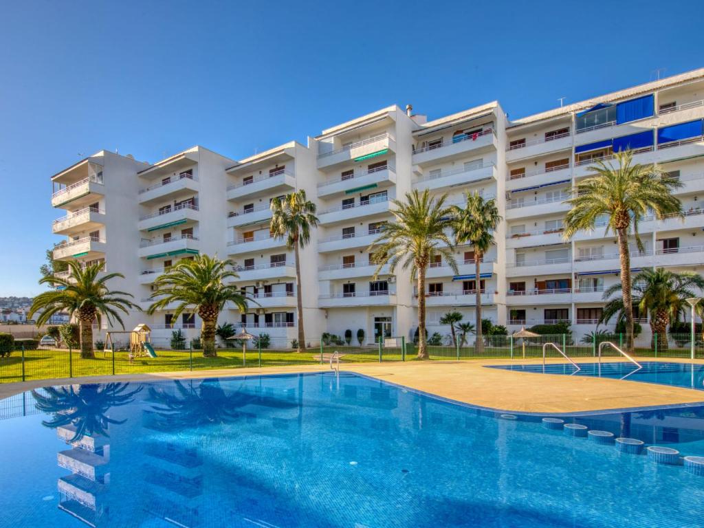 un gran edificio de apartamentos con una gran piscina en Apartment Don Pepe-1 by Interhome en Balcón del Mar