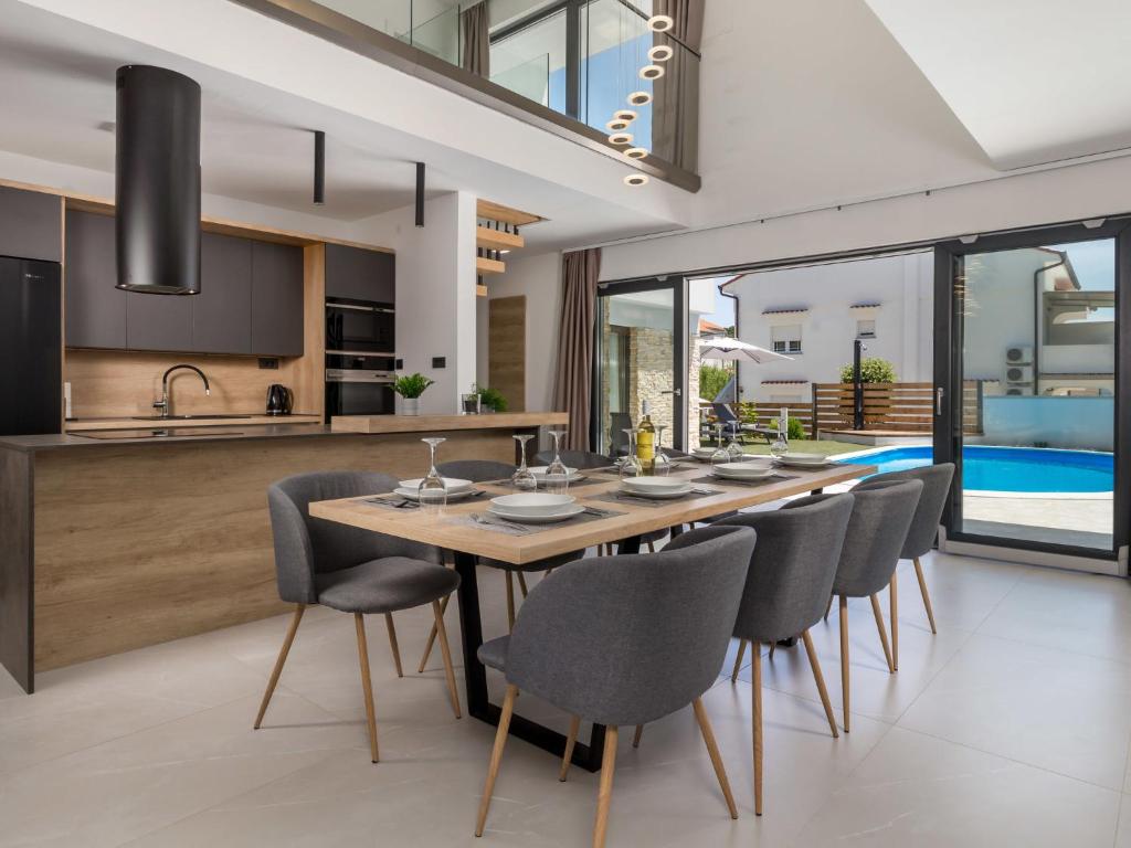 Bazén v ubytování Villa Pinnidae by Interhome nebo v jeho okolí