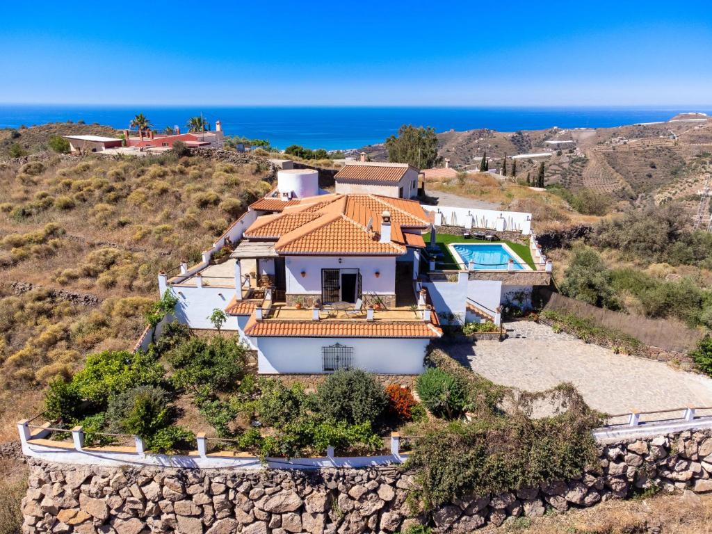 トロクスにあるHoliday Home Villa Miradri by Interhomeの海の丘の上の家の空見