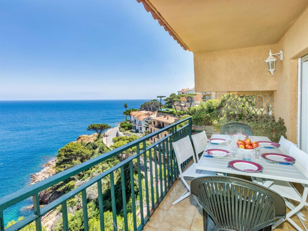 balcón con mesa, sillas y vistas al océano en Apartment S'Adolitx by Interhome, en Sant Feliu de Guíxols