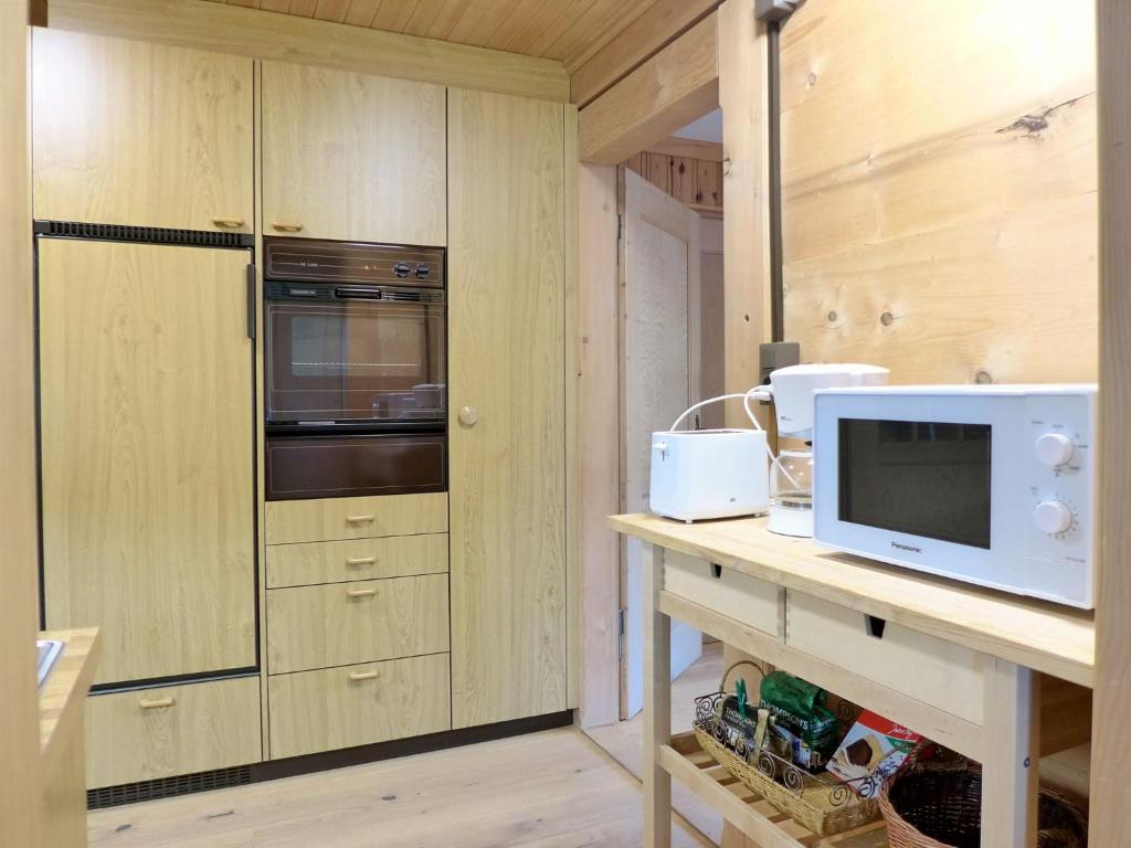 Kuchyň nebo kuchyňský kout v ubytování Apartment Chalet Alte Post by Interhome
