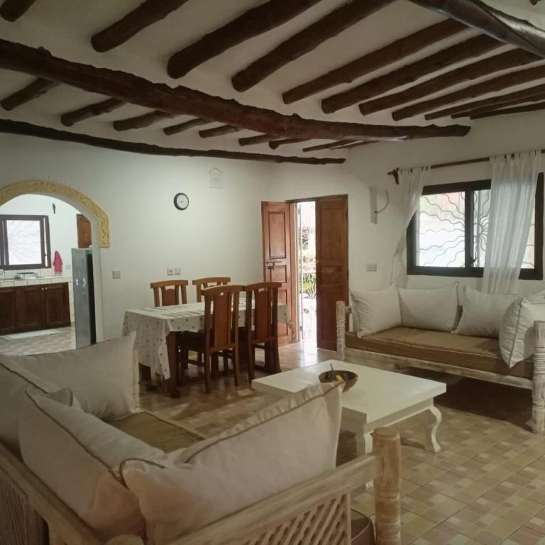 Posezení v ubytování 2 Bedroom Mangrove Cottage with Private Pool