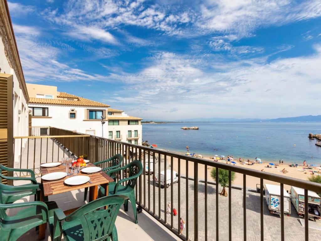 balcón con mesa y sillas y vistas a la playa en Apartment Can Panxo by Interhome, en L'Escala