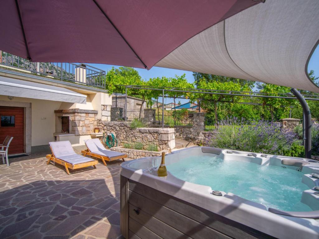 Bazén v ubytování Holiday Home Dedina srića by Interhome nebo v jeho okolí