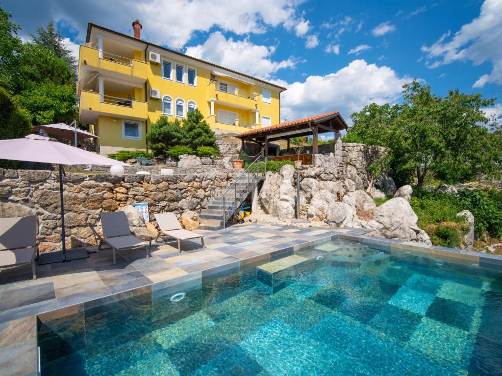 Bazén v ubytování Apartment Kvarner house-1 by Interhome nebo v jeho okolí