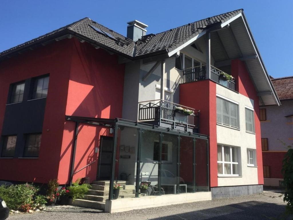 - un bâtiment rouge et blanc avec un balcon dans l'établissement Apartment Das Stadthaus-2 by Interhome, à Saalfelden