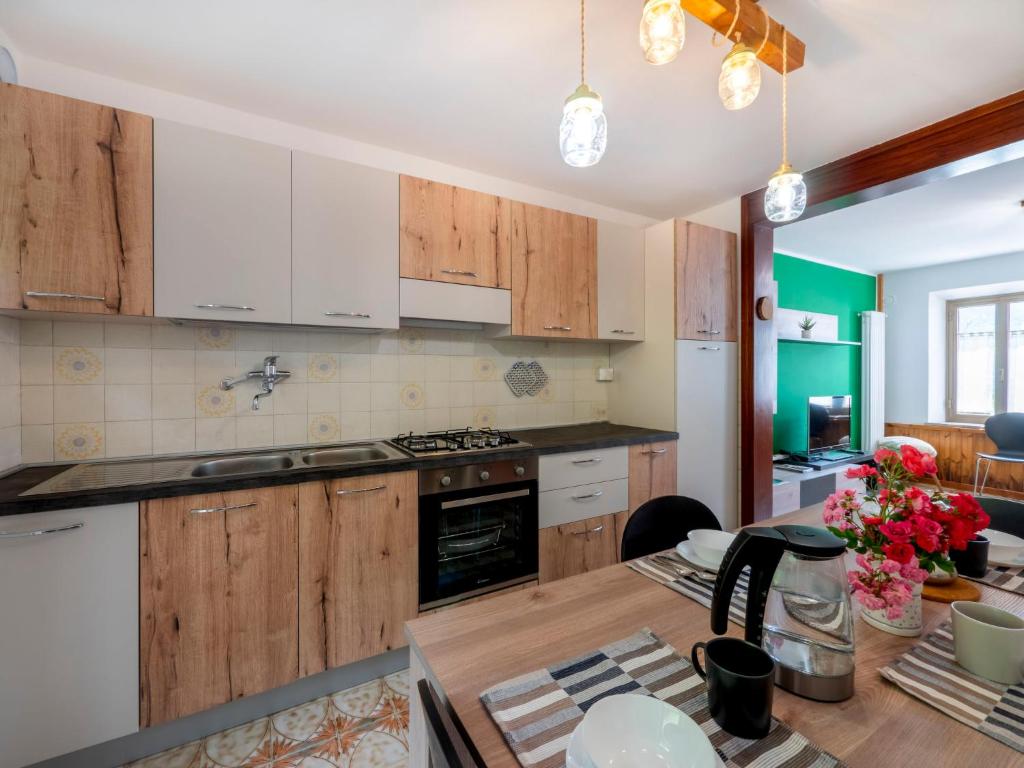 Kuchyň nebo kuchyňský kout v ubytování Holiday Home La Predaia by Interhome