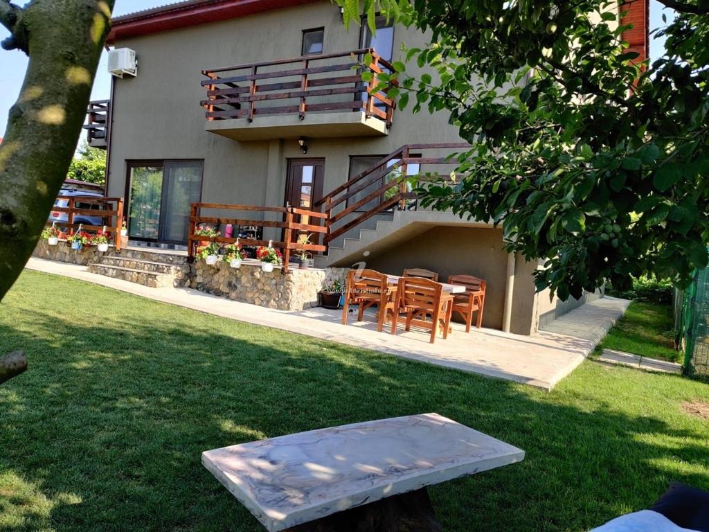 una casa con mesa y sillas en un patio en Casa Vlad, en 23 August