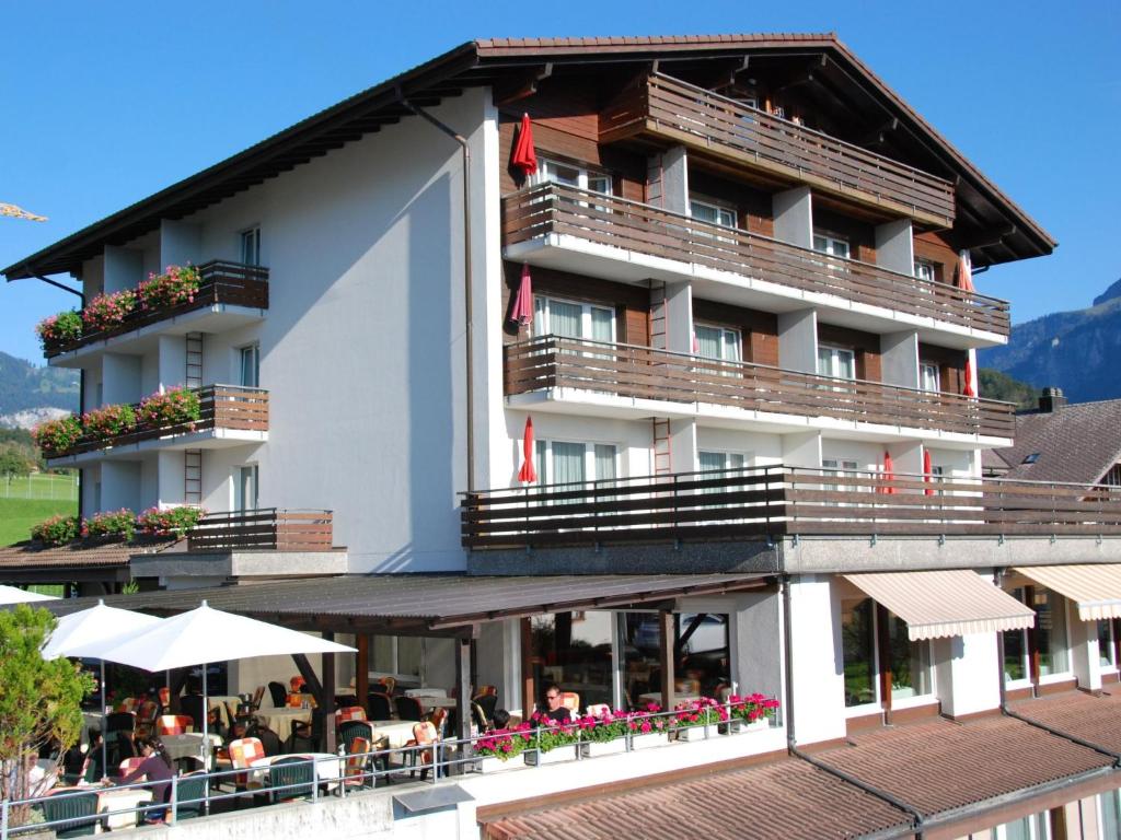 ein Hotel mit Tischen und Stühlen davor in der Unterkunft Apartment Brienz Sunset by Interhome in Brienz