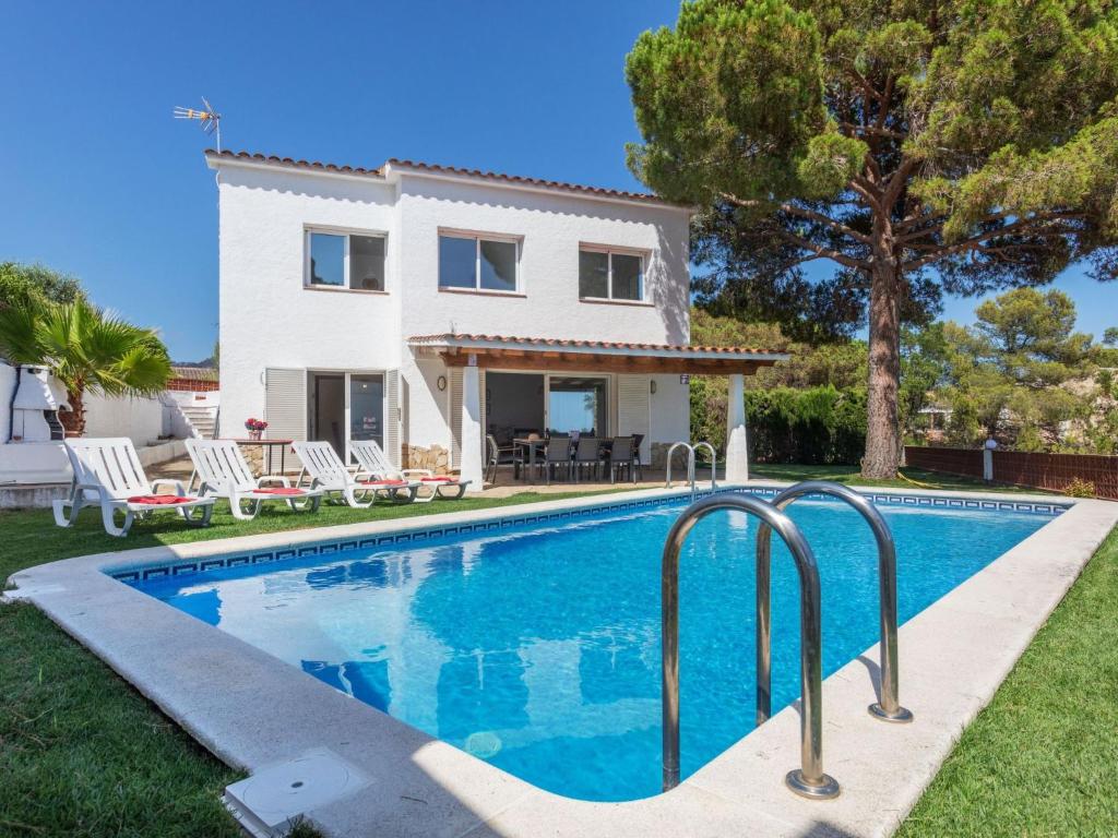 een villa met zwembad voor een huis bij Villa Neus by Interhome in Lloret de Mar