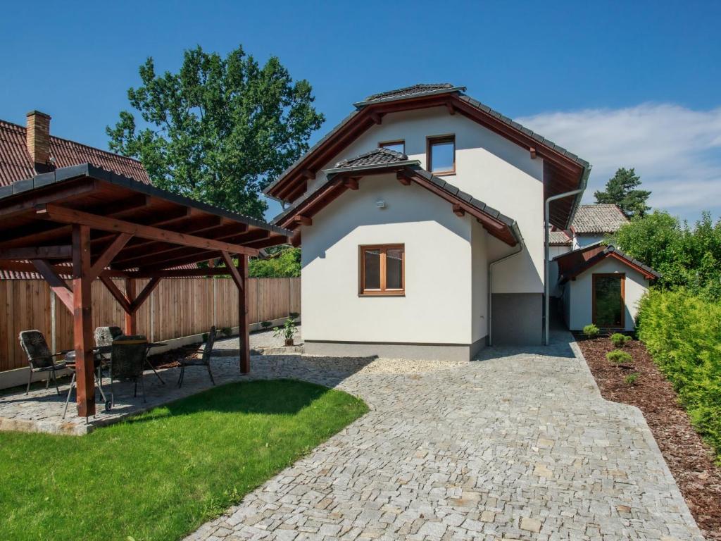 dom z pawilonem i patio w obiekcie Holiday Home Dehtáře by Interhome w mieście Hluboká nad Vltavou