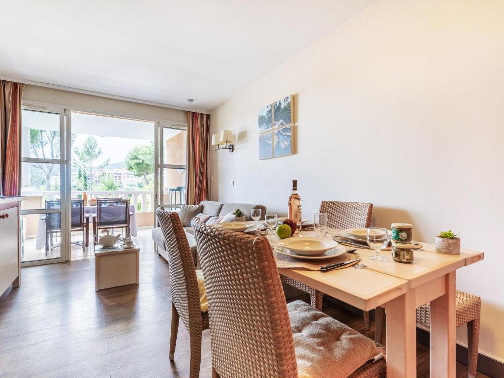 une cuisine et une salle à manger avec une table et des chaises dans l'établissement Studio Le Belvédère - R4 125 by Interhome, à Agay