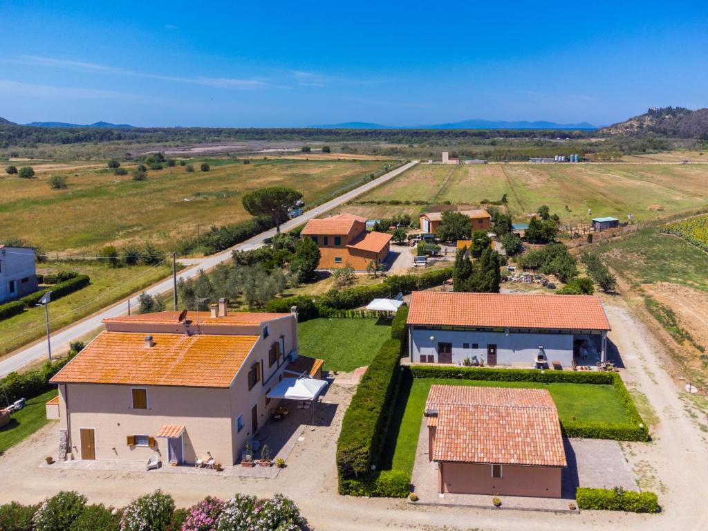 widok z powietrza na dom z pomarańczowymi dachami w obiekcie Apartment Benedetta by Interhome w mieście Castiglione della Pescaia