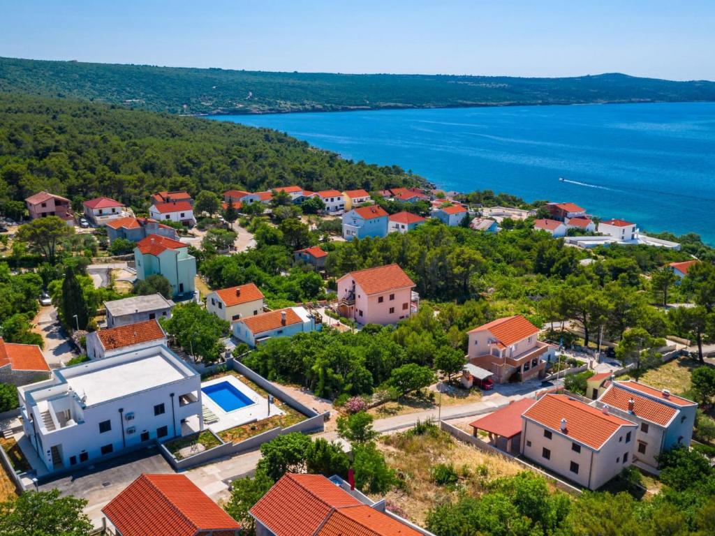 una vista aérea de una pequeña ciudad junto al agua en Apartment Ilux-1 by Interhome en Novigrad Dalmatia