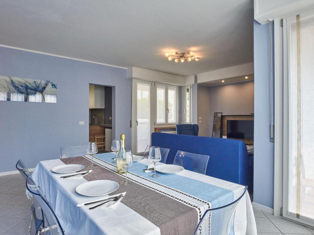 un tavolo con una tovaglia blu e piatti bianchi di Apartment Nena & Vale by Interhome a Dongo