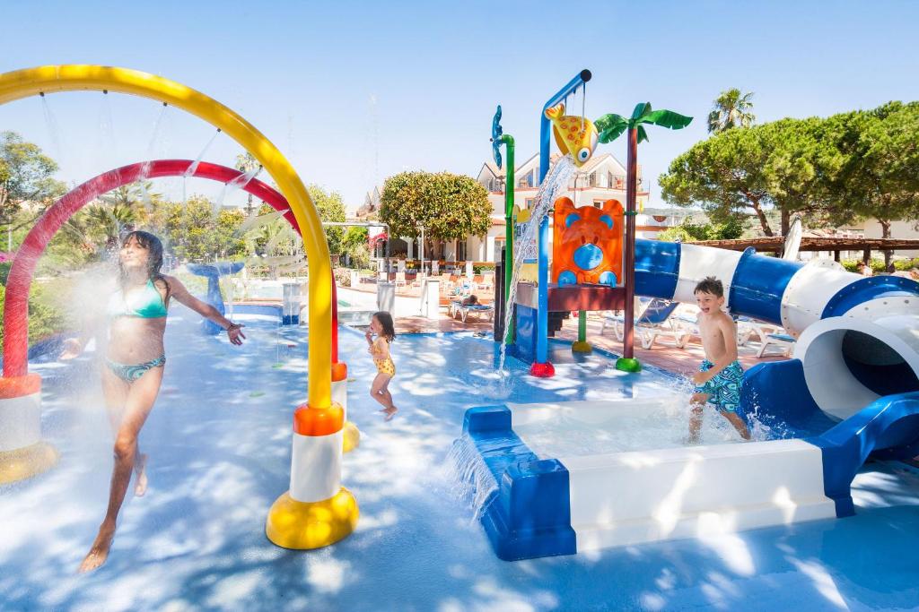 um grupo de crianças brincando em um parque aquático em Diano Sporting Apartments em Diano Marina