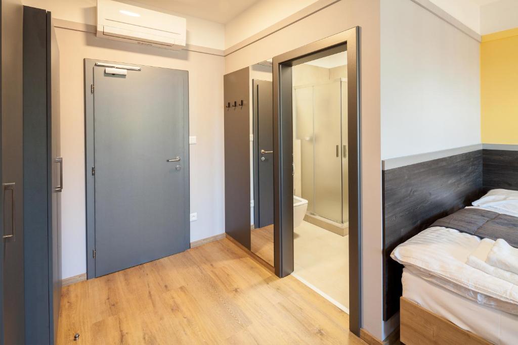 Postel nebo postele na pokoji v ubytování TANKER Apartments & Bistro Čaradice