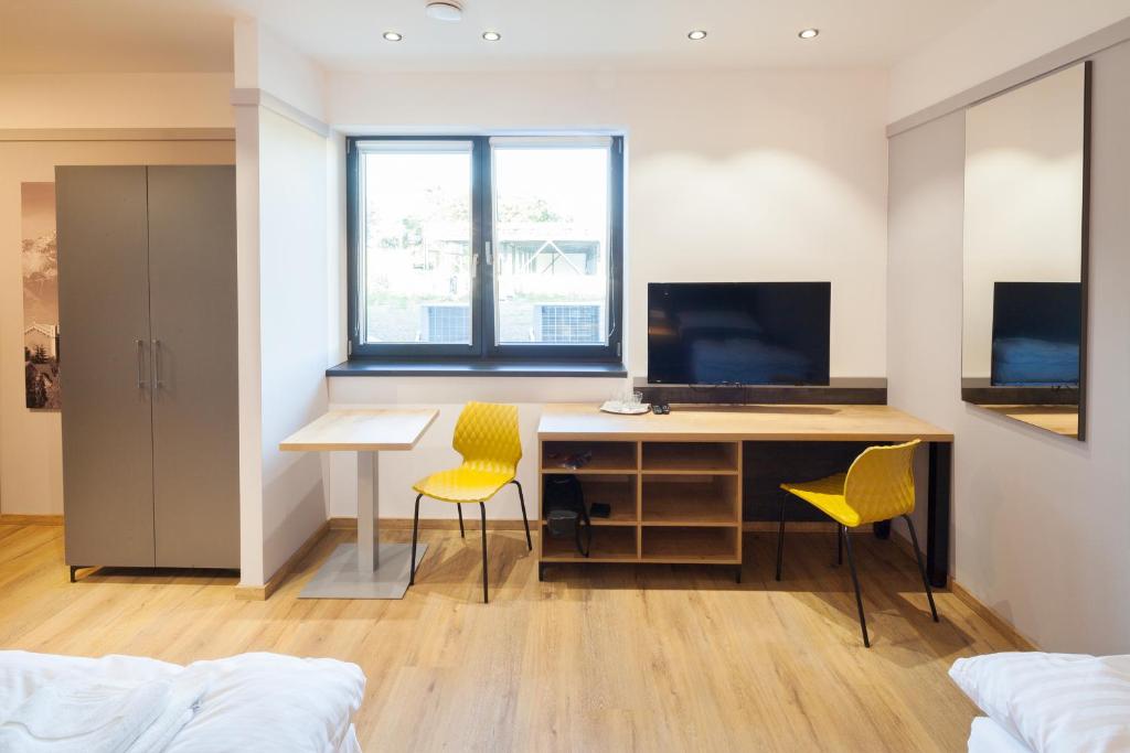 TV a/nebo společenská místnost v ubytování TANKER Apartments & Bistro Čaradice