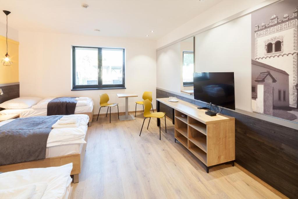 TV a/nebo společenská místnost v ubytování TANKER Apartments & Bistro Čaradice
