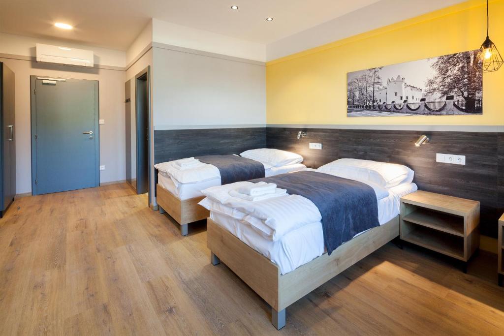 Postel nebo postele na pokoji v ubytování TANKER Apartments & Bistro Čaradice