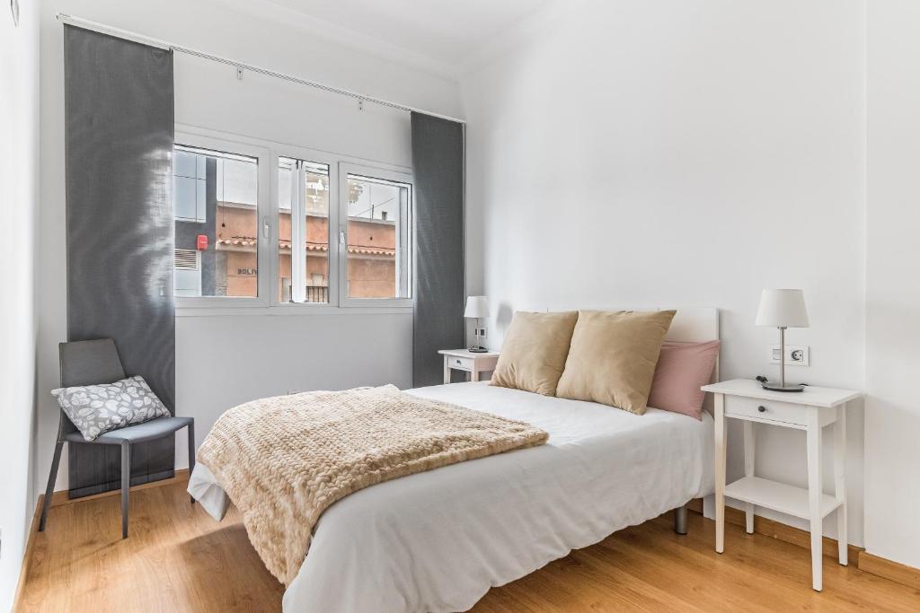 Posteľ alebo postele v izbe v ubytovaní Home2Book Stylish Front Line Las Canteras Beach