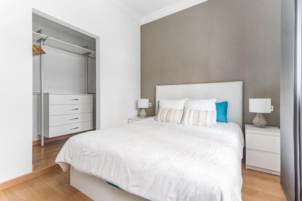 Posteľ alebo postele v izbe v ubytovaní Home2Book Stylish Front Line Las Canteras Beach