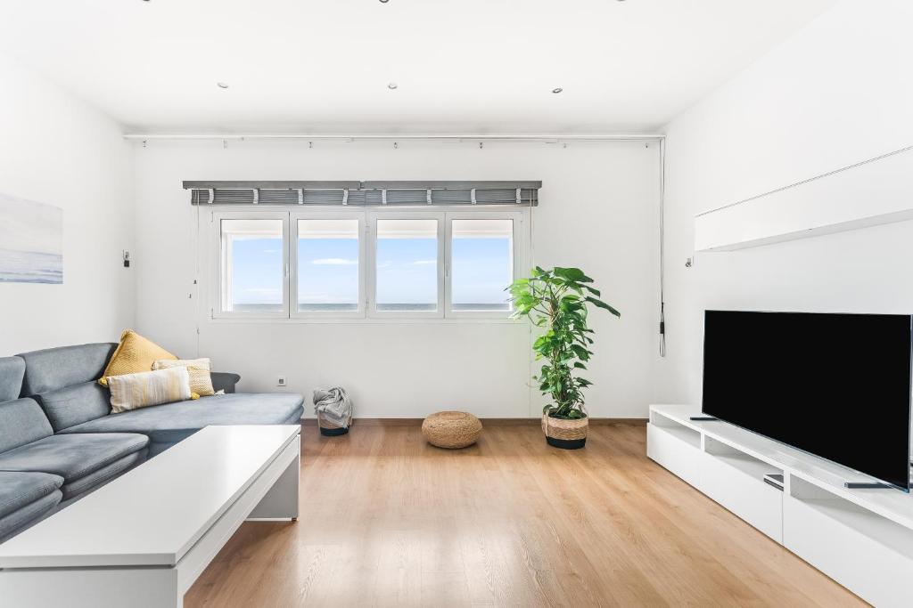 Televízia a/alebo spoločenská miestnosť v ubytovaní Home2Book Stylish Front Line Las Canteras Beach