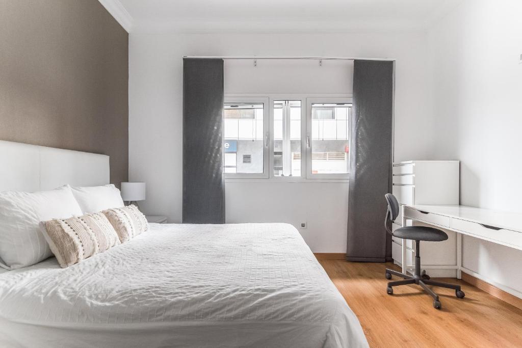 Posteľ alebo postele v izbe v ubytovaní Home2Book Stylish Front Line Las Canteras Beach