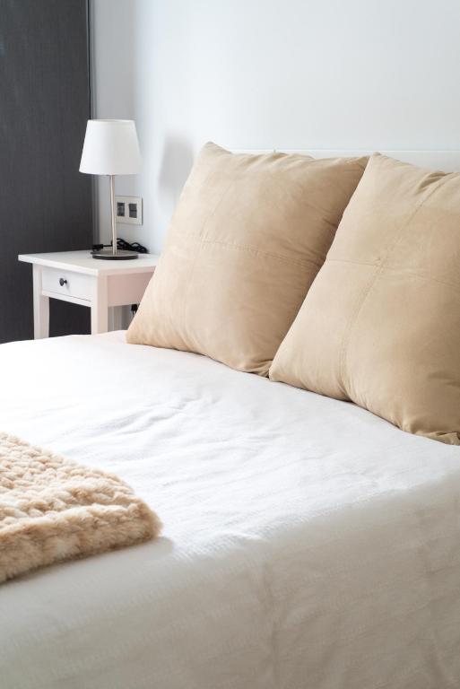 Posteľ alebo postele v izbe v ubytovaní Home2Book Stylish Front Line Las Canteras Beach