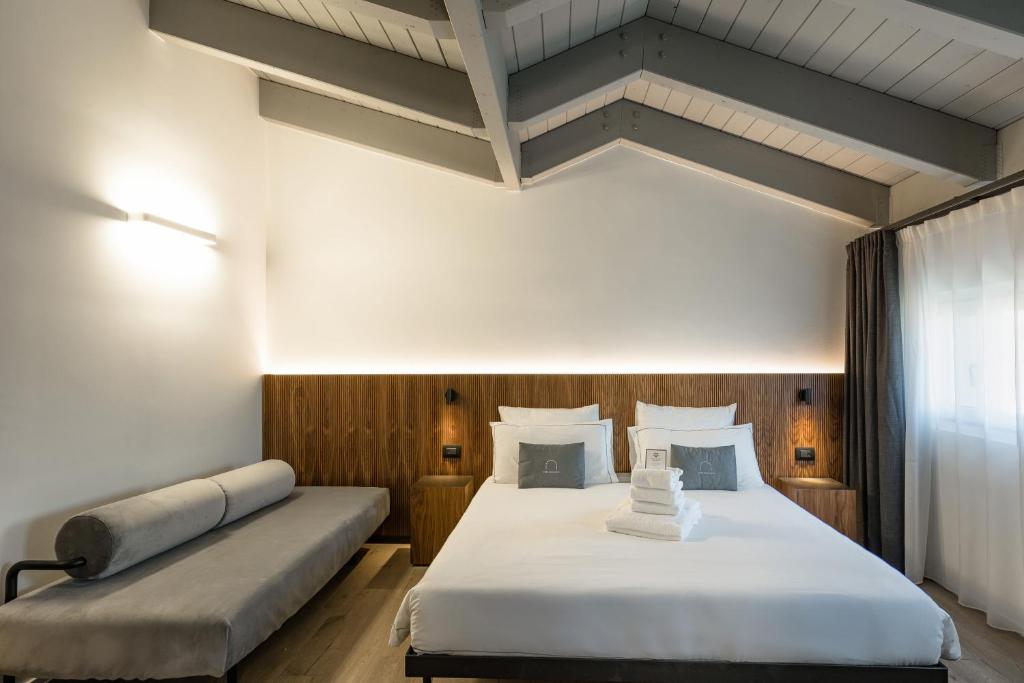 ein Hotelzimmer mit 2 Betten und einem Fenster in der Unterkunft Hotel Casa Scaligeri in Sirmione