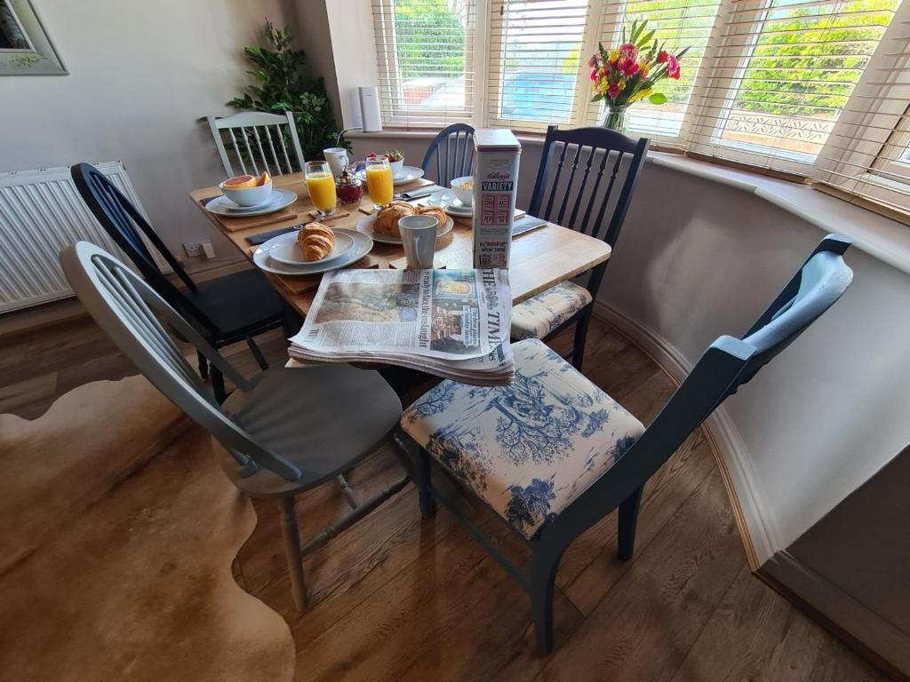 Rumer Hill House Cannock, beautiful 3 bedroom property, sleeps up to 6