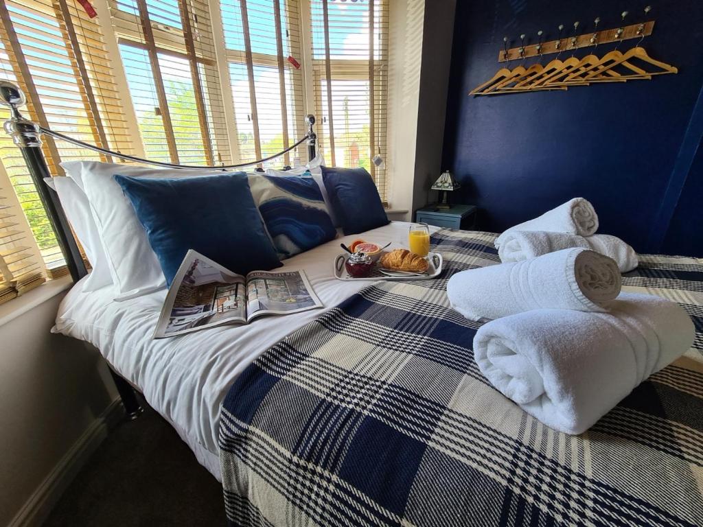Una cama o camas en una habitación de Rumer Hill House by Spires Accommodation a unique boutique styled place to stay in Cannock