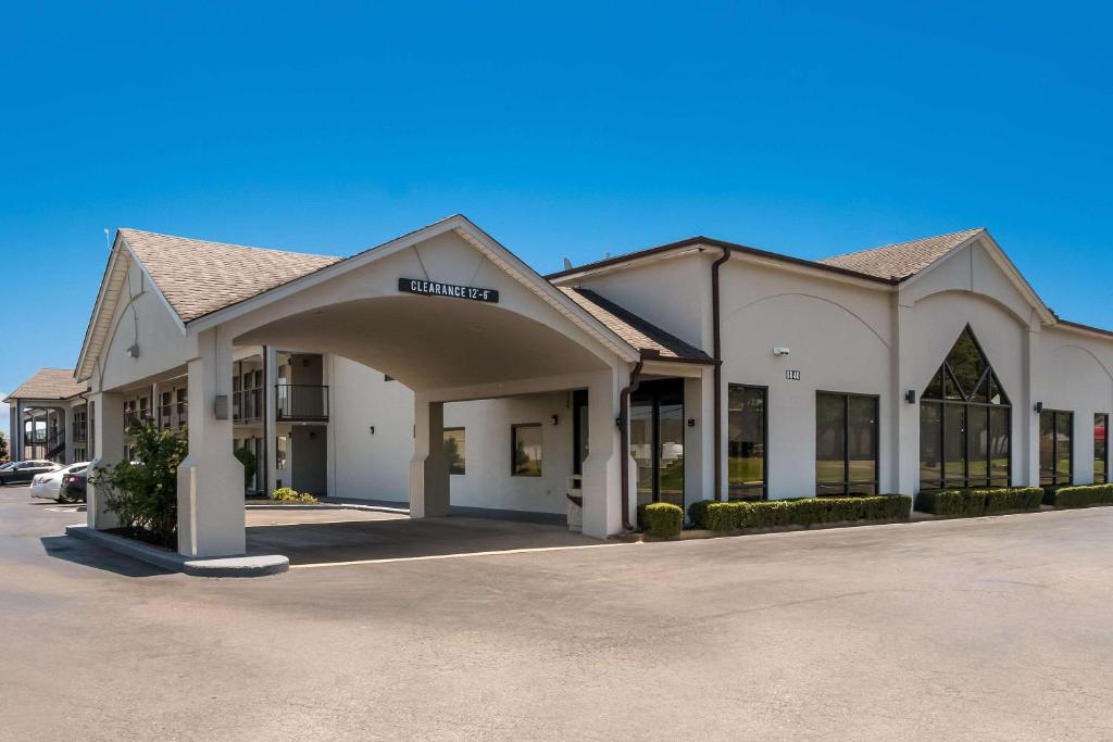 un bâtiment avec un parking en face de celui-ci dans l'établissement Quality Inn Southaven - Memphis South, à Southaven