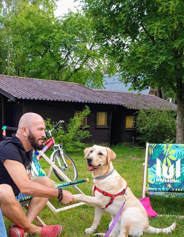 Domácí mazlíčci ubytovaní s hosty v ubytování Osada Kujanki - domek wakacyjny