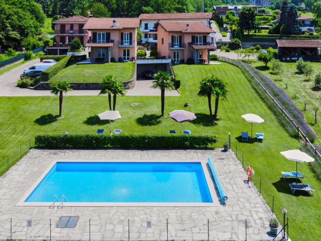 Výhľad na bazén v ubytovaní Holiday Home La Fiorita-1 by Interhome alebo v jeho blízkosti