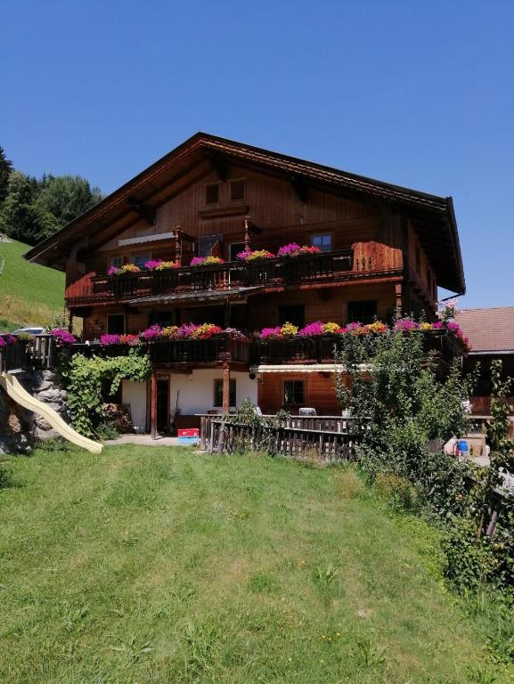 a house with flowers on the side of it at Kuanerhof Wohnung 2-4 Personen in Ried im Zillertal