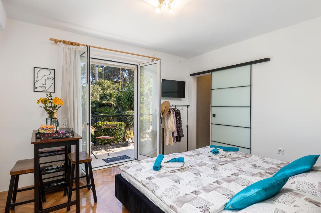Posteľ alebo postele v izbe v ubytovaní Apartment Alpha and Studio Simba