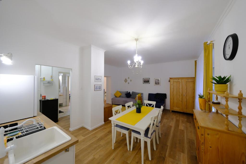 uma cozinha e sala de estar com uma mesa e uma sala de jantar em PéterPál apartman em Pécs