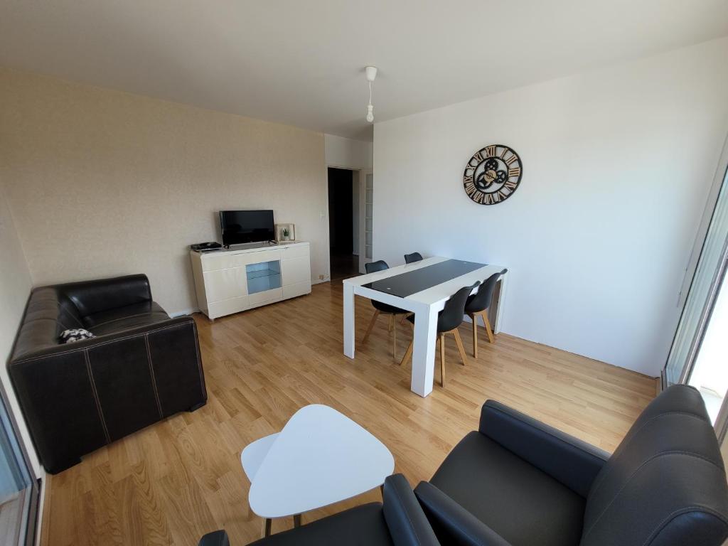 Televízia a/alebo spoločenská miestnosť v ubytovaní Appartement T5 avec 4 lits doubles