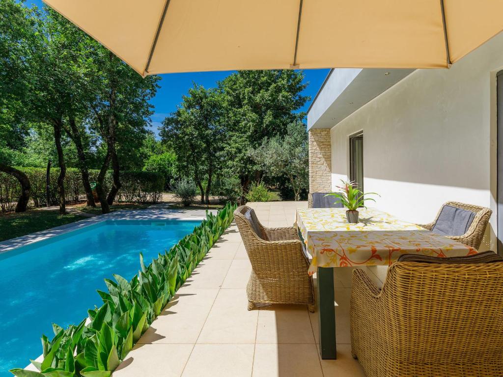 Basen w obiekcie Holiday Home Villa Frleti by Interhome lub w pobliżu