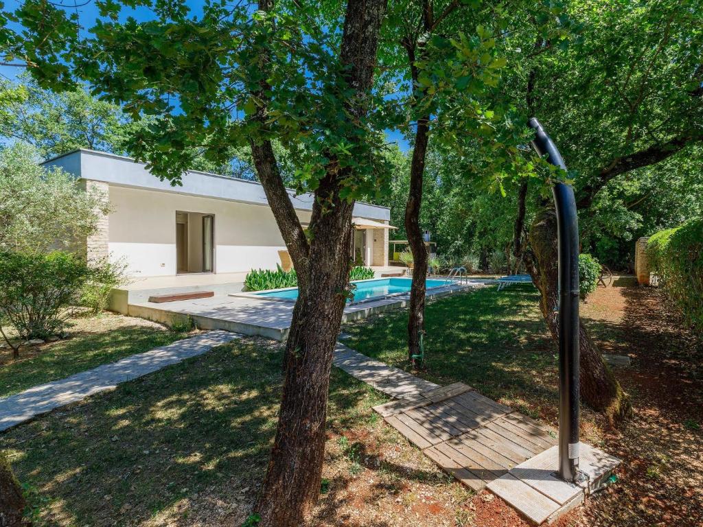 Basen w obiekcie Holiday Home Villa Frleti by Interhome lub w pobliżu