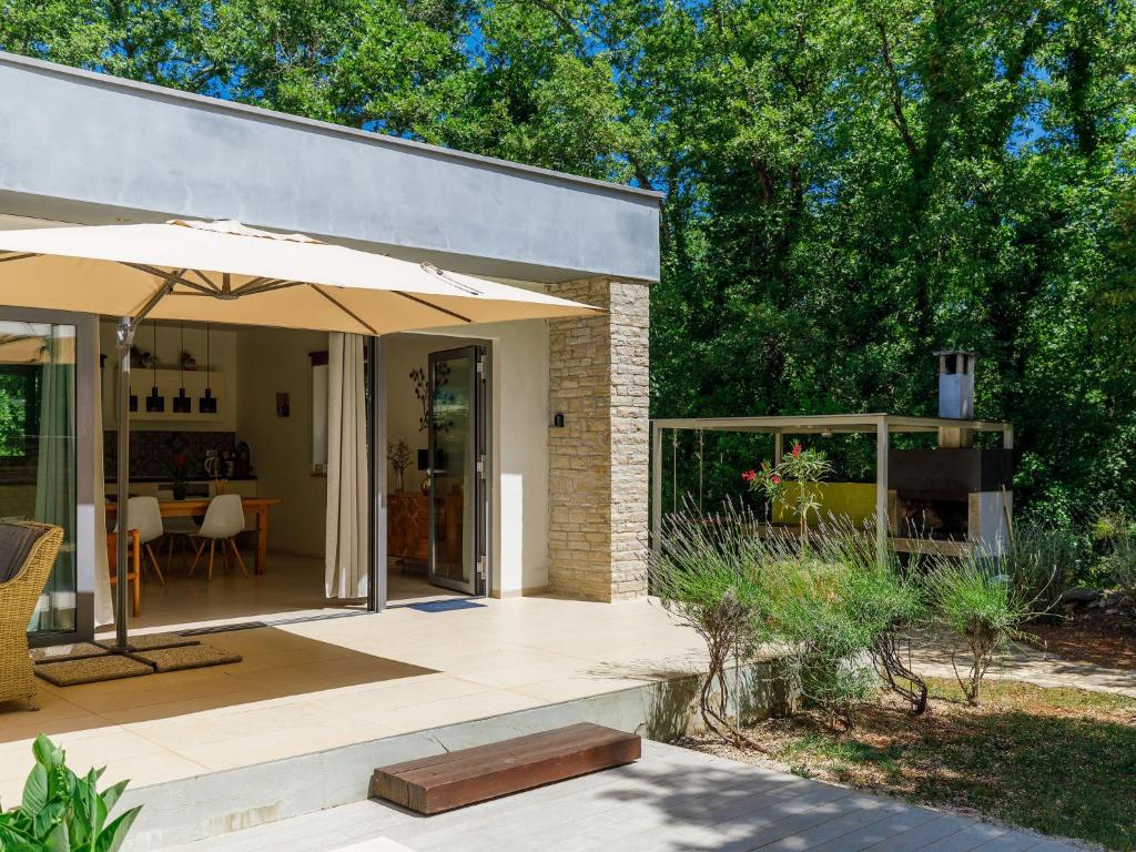 Ogród w obiekcie Holiday Home Villa Frleti by Interhome