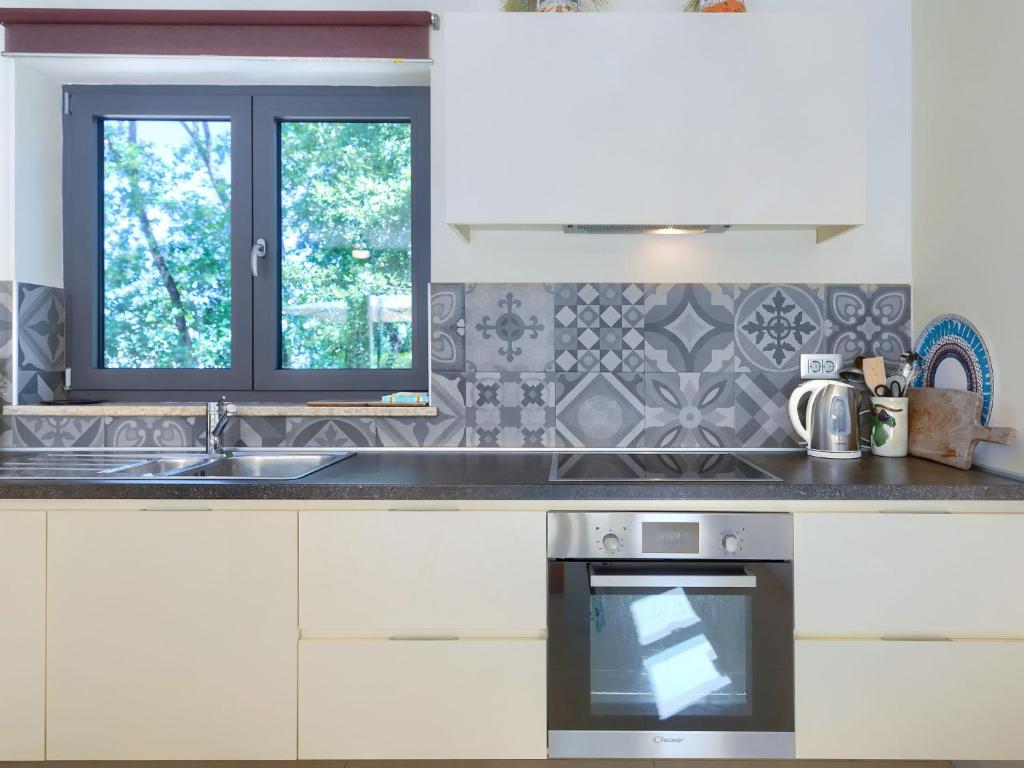 Kuchnia lub aneks kuchenny w obiekcie Holiday Home Villa Frleti by Interhome