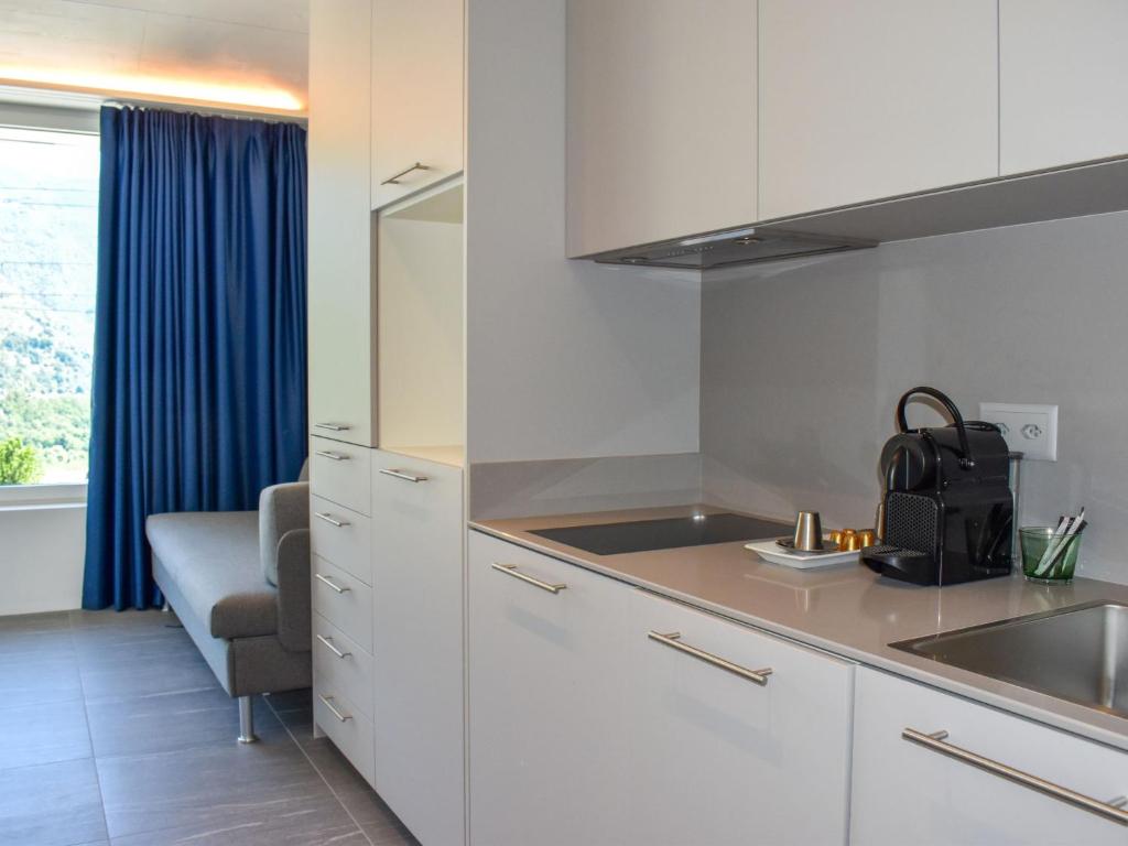 Kuchyň nebo kuchyňský kout v ubytování Studio Capriccio 15 Studio Balcony by Interhome