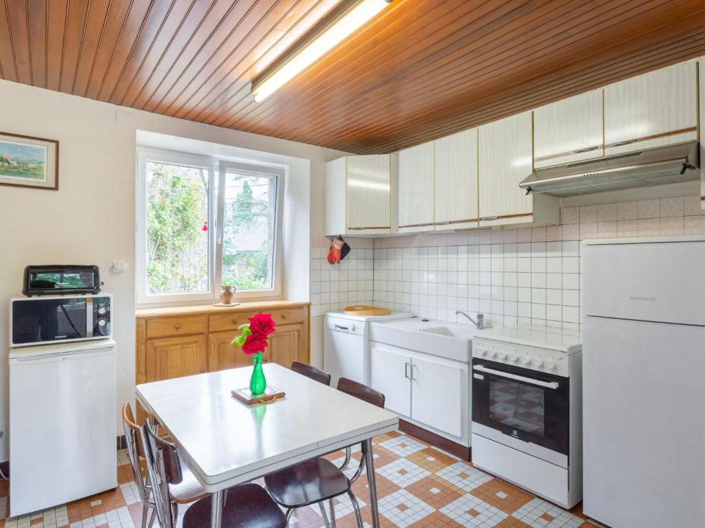 Kuchnia lub aneks kuchenny w obiekcie Holiday Home Le Bois Bourdin by Interhome