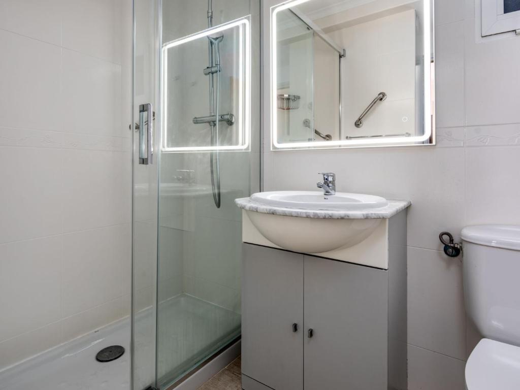 Koupelna v ubytování Apartment Puerto Denia Cervantes-1 by Interhome