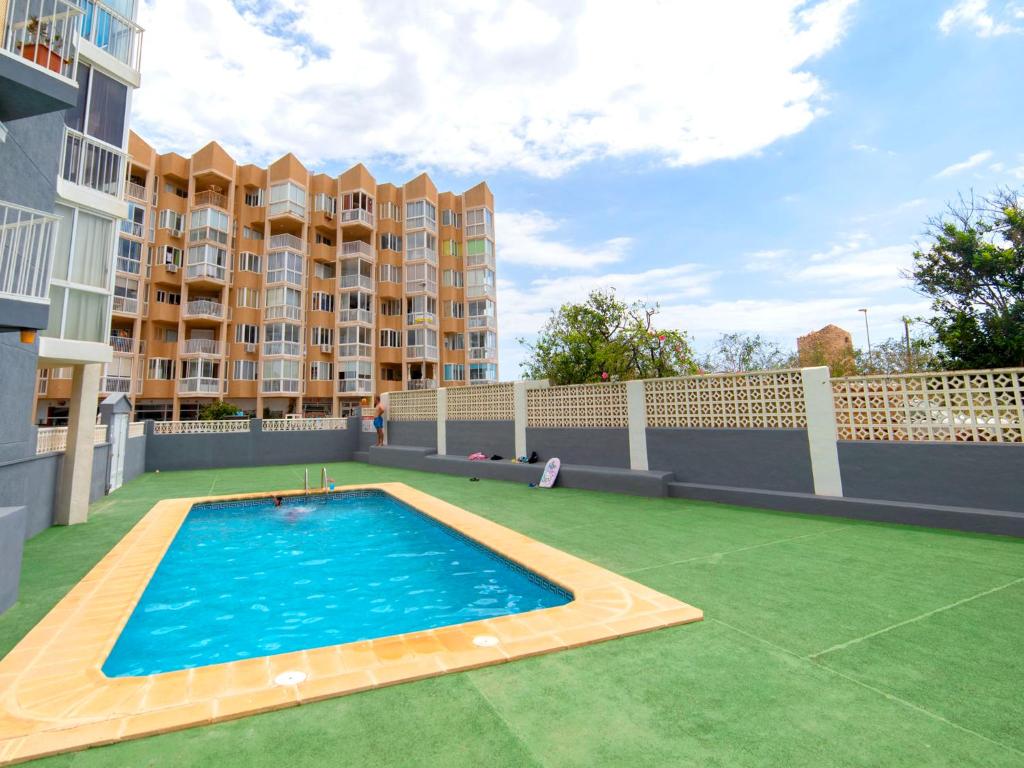 uma piscina no telhado de um edifício de apartamentos em Apartment Hernando I by Interhome em Calpe