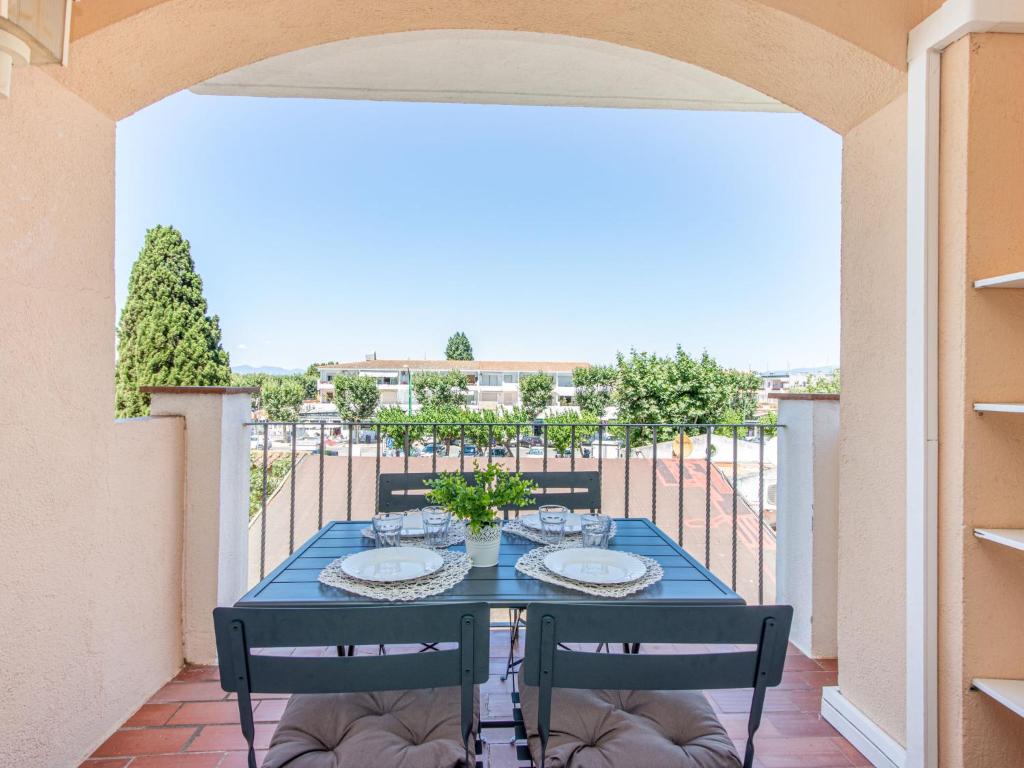 una mesa azul en el balcón de una casa en Apartment Gran Reserva-35 by Interhome, en Empuriabrava